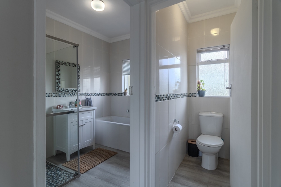 4 Bedroom Property for Sale in Schoongezicht Western Cape